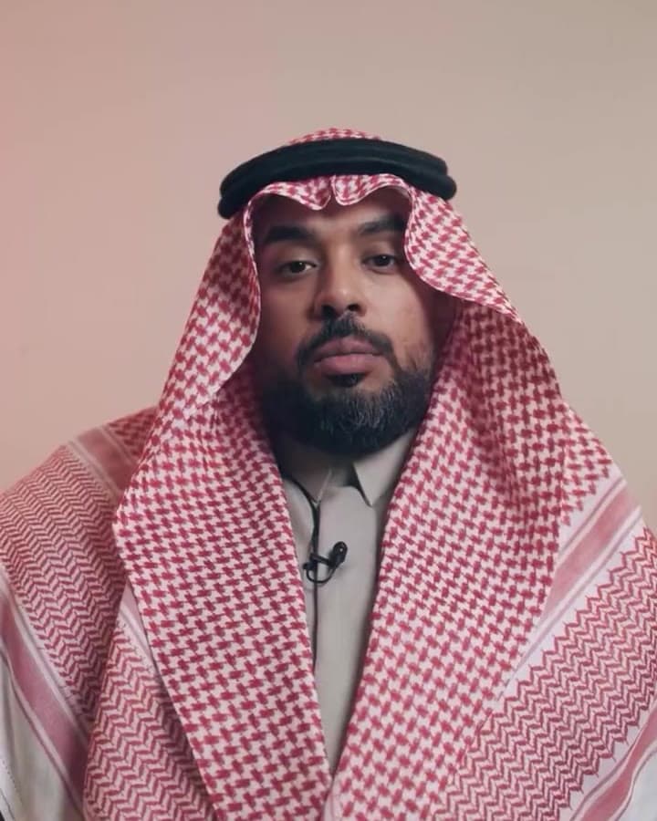 ريان الجهني، المشرف العام على مركز ركن آمن، في جلسة فيديو على الجوال
